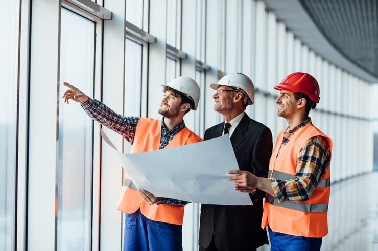 Image of homem arquiteto mostrando algo sobre o projeto para seu colega capataz 496169 959